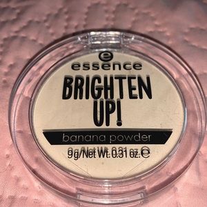 Banana colored setting powder